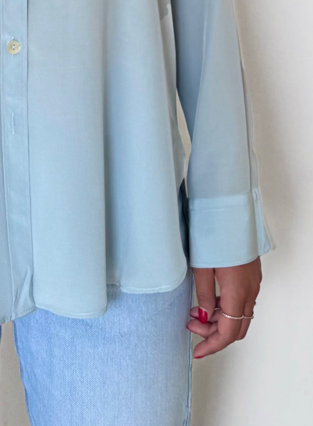 Camicia LaDelfina in crêpe di seta azzurro polvere